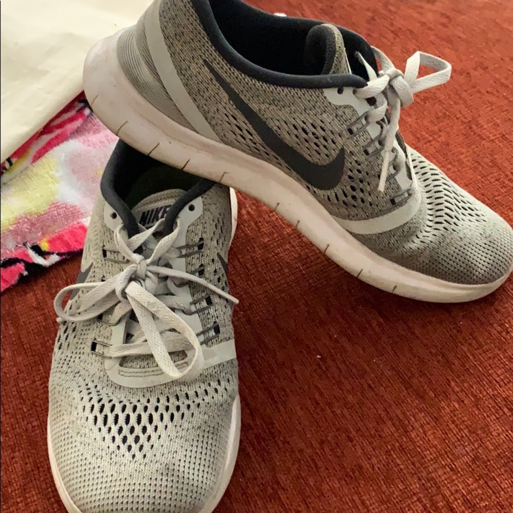 NIKE free runs